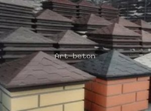 Монтаж бетонных крышек на столбы